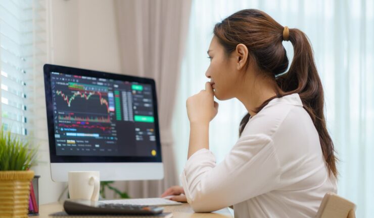 A woman trader working on computer